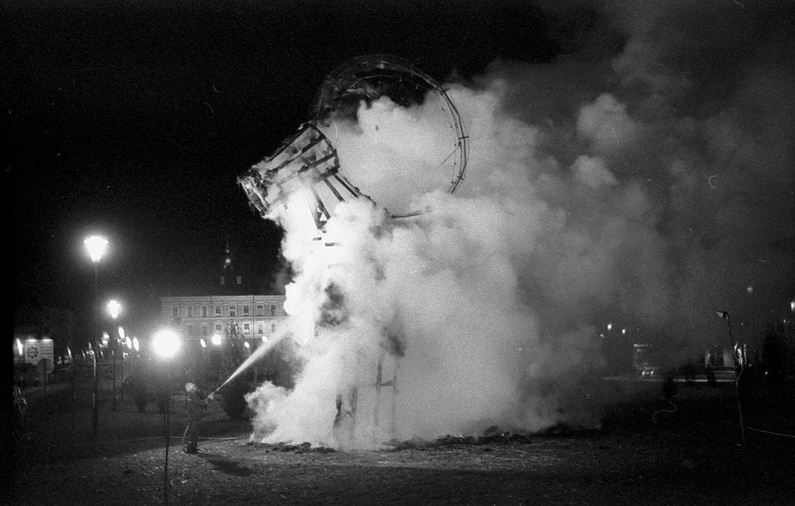 En digital rundresa i Gävleborg presenteras av Arkiv Gävleborg. Här en bild från Gävle 1970 där bocken brann bara sex timmar efter invigningen. Fotograf: Leif Jäderberg