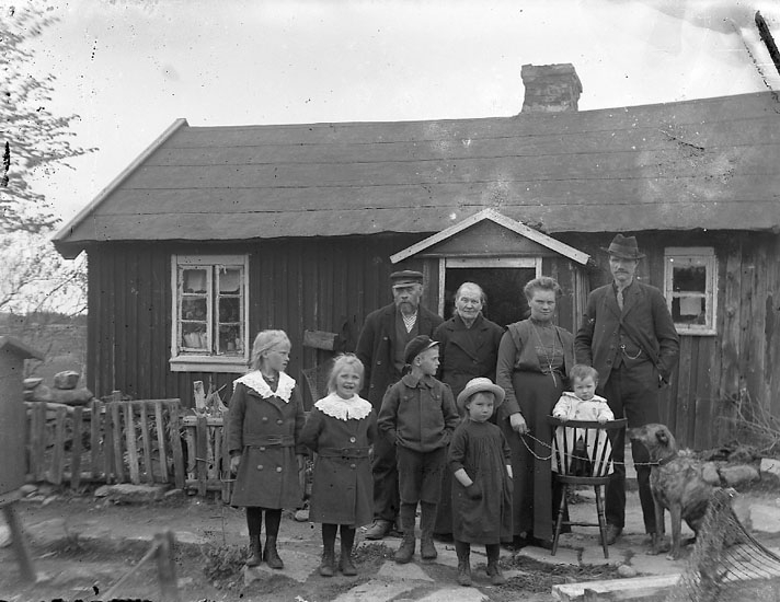 Familjen Bram på torpet Nytorp, Råröd. Foto: Johan Johansson/Bohusläns museum.